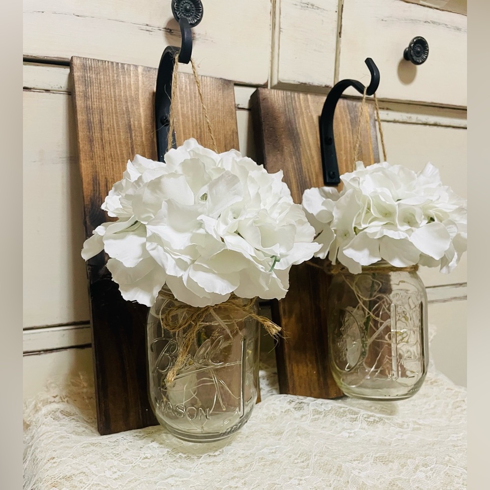 Style it!! Rustic Wall Decor with White Flowers